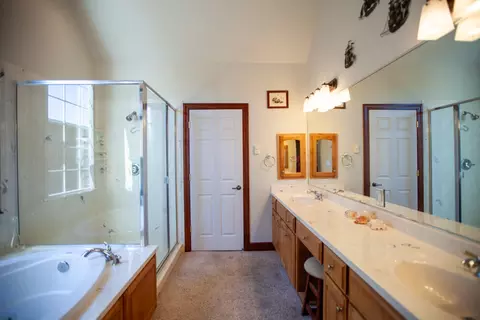 Bath - 100 Pebble Creek Dr, Eagle Point, OR 97524 photo 1 of 2