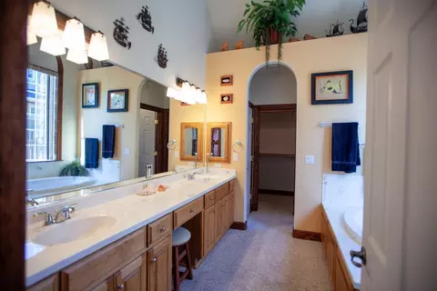 Bath - 100 Pebble Creek Dr, Eagle Point, OR 97524 photo 2 of 2