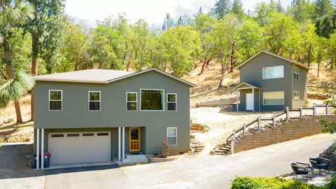 330 E Fir St, Jacksonville, OR 97530
