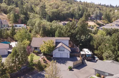 1946 NW Crown St, Grants Pass, OR 97526