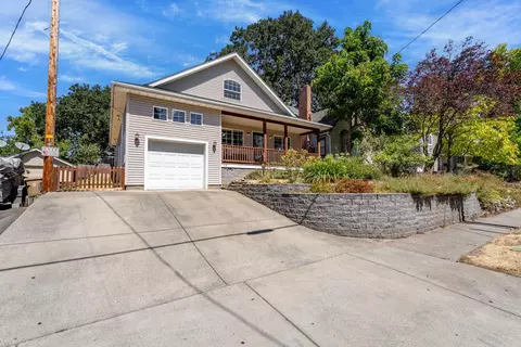 718 NE A St, Grants Pass, OR 97526