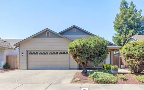1724 SE Brookhurst Way, Grants Pass, OR 97527