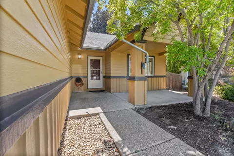 19985 Powers Rd, Bend, OR 97702 photo 3