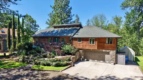 975 Old Ferry Rd, Shady Cove, OR 97539