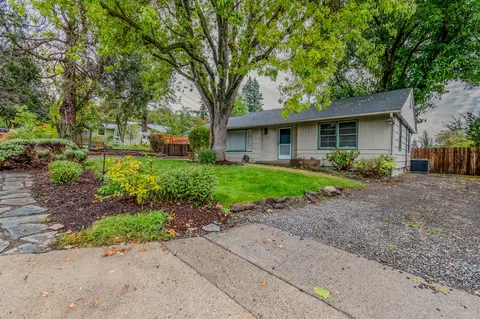729 N Modoc Ave, Medford, OR 97504