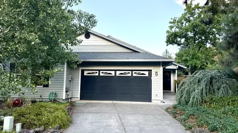 678 Berry Ln, Ashland, OR 97520