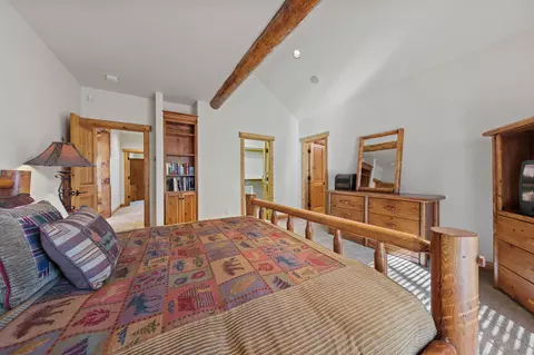 Bedroom - 58026 Kinglet Rd, Sunriver, OR 97707 photo 2 of 5