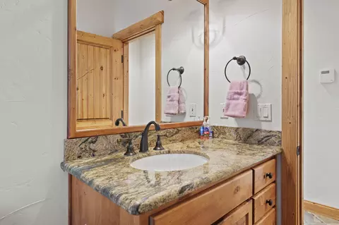 Bath - 58026 Kinglet Rd, Sunriver, OR 97707 photo 3 of 4