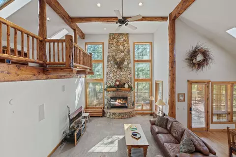 Living - 58026 Kinglet Rd, Sunriver, OR 97707 photo 5 of 5