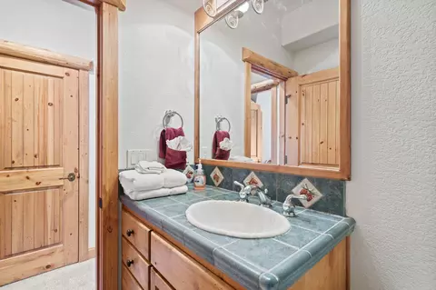 Bath - 58026 Kinglet Rd, Sunriver, OR 97707 photo 4 of 4