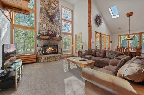 Living - 58026 Kinglet Rd, Sunriver, OR 97707 photo 2 of 5