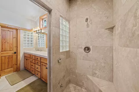 Bath - 58026 Kinglet Rd, Sunriver, OR 97707 photo 2 of 4