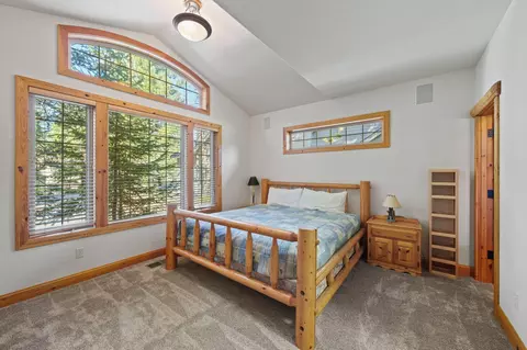 Bedroom - 58026 Kinglet Rd, Sunriver, OR 97707 photo 4 of 5