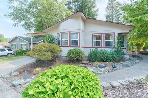221 NW Creekside Dr, Grants Pass, OR 97526