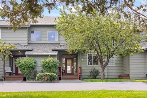 987 Golden Pheasant Dr, Redmond, OR 97756