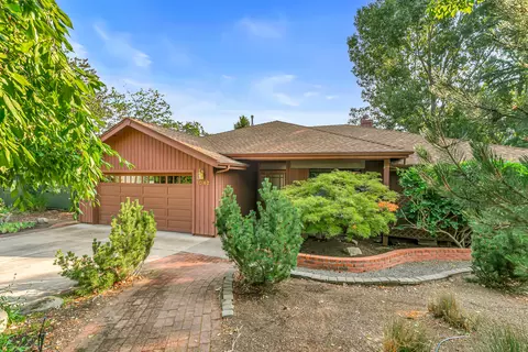 1042 Oak Knoll Dr, Ashland, OR 97520