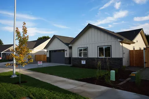 2777 Roberts Rd, Medford, OR 97504