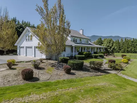 206 Blue Water Ln, Grants Pass, OR 97527