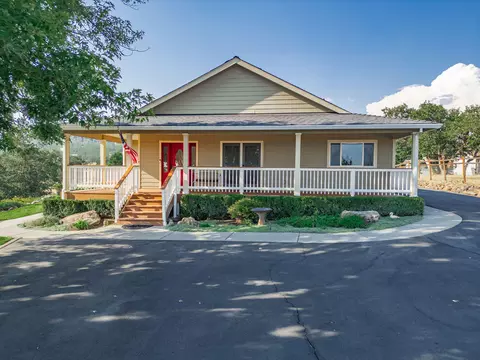 60 Wedgewood Dr, Eagle Point, OR 97524