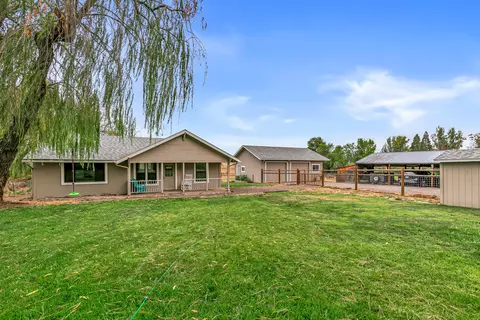 14145 Agate Rd, Eagle Point, OR 97524 photo 2