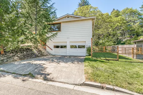 1015 Oneida Cir, Ashland, OR 97520