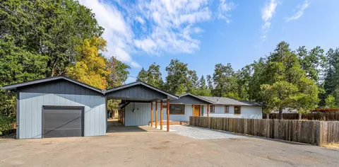 222 Shadywood Dr, Cave Junction, OR 97523