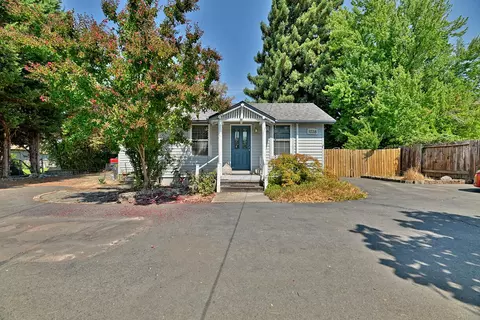 1038 SE N St, Grants Pass, OR 97526