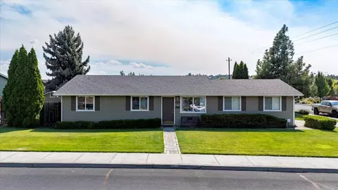 1712 SW 35th St, Redmond, OR 97756