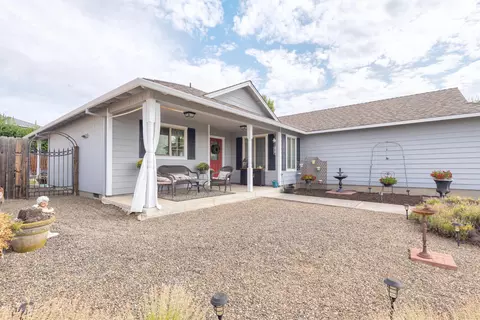 716 Crystal Dr, Eagle Point, OR 97524 photo 4