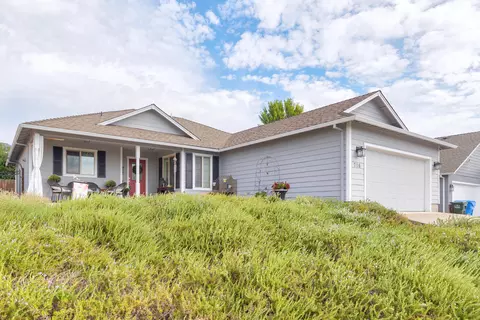 716 Crystal Dr, Eagle Point, OR 97524 photo 2