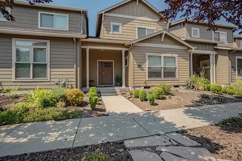 955 Camelot Dr, Ashland, OR 97520