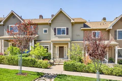 985 Camelot Dr, Ashland, OR 97520