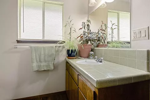 Bath - 62370 Wallace Rd, Bend, OR 97701 photo 1 of 2