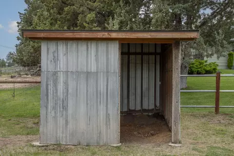 Exterior - 62370 Wallace Rd, Bend, OR 97701 photo 8 of 10