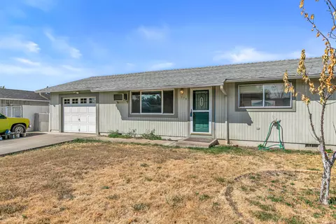 179 N Deanjou Ave, Eagle Point, OR 97524
