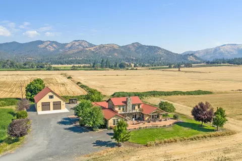 1176 Hamilton Rd, Jacksonville, OR 97530