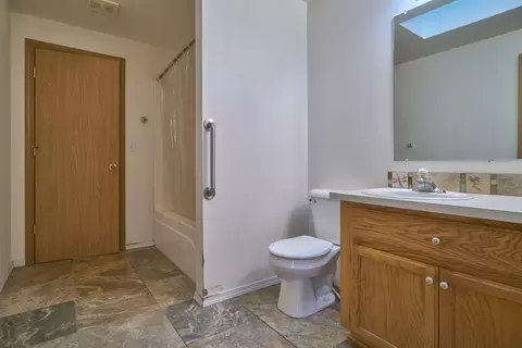 Bath - 7505 Torrey Pines Ter, Eagle Point, OR 97524 photo 1 of 2