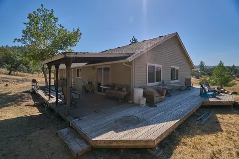 Exterior - 7505 Torrey Pines Ter, Eagle Point, OR 97524 photo 4 of 12