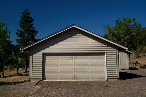 Exterior - 7505 Torrey Pines Ter, Eagle Point, OR 97524 photo 9 of 12