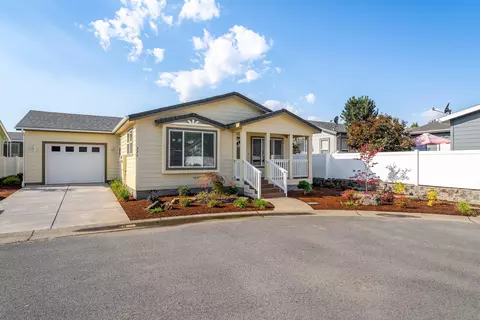 325 Winston Dr, Grants Pass, OR 97526