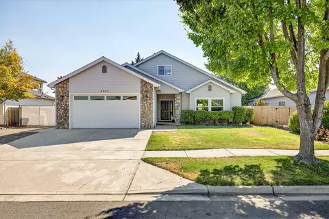 2033 Fallen Leaf Dr, Medford, OR 97501