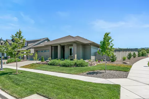 463 Limestone Ln, Medford, OR 97504