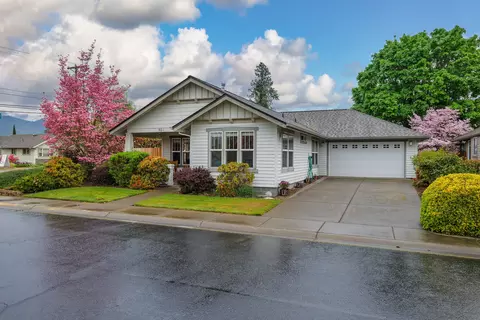 901 Schaefers Ln, Grants Pass, OR 97526