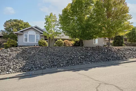 2311 Robertson Crst, Grants Pass, OR 97527