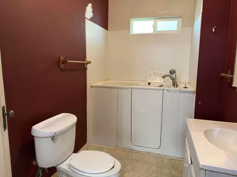 Bath - 691 E Madison St, Burns, OR 97720 photo 1 of 2