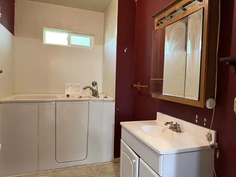 Bath - 691 E Madison St, Burns, OR 97720 photo 2 of 2