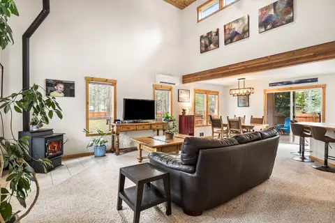 Living - 17155 Avocet Dr, Bend, OR 97707 photo 2 of 5