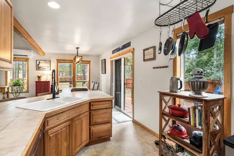 Kitchen - 17155 Avocet Dr, Bend, OR 97707 photo 4 of 5