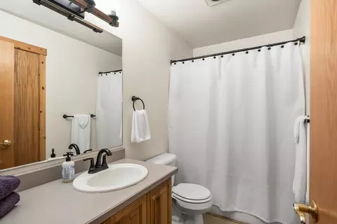 Bath - 17155 Avocet Dr, Bend, OR 97707 photo 3 of 3