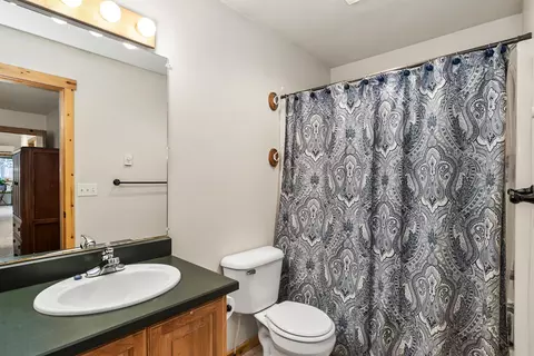 Bath - 17155 Avocet Dr, Bend, OR 97707 photo 2 of 3
